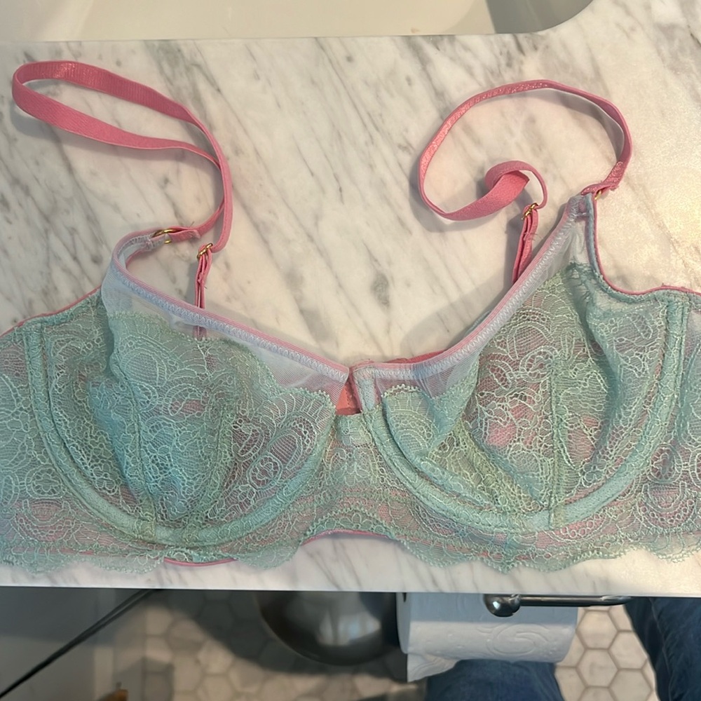 Dora Larsen bra